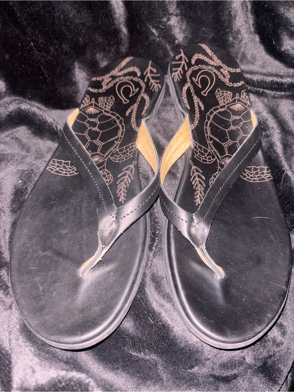 OluKai Honu Leather Flip Flop Sandals Black Women’s Size 10 US Turtle NWOT